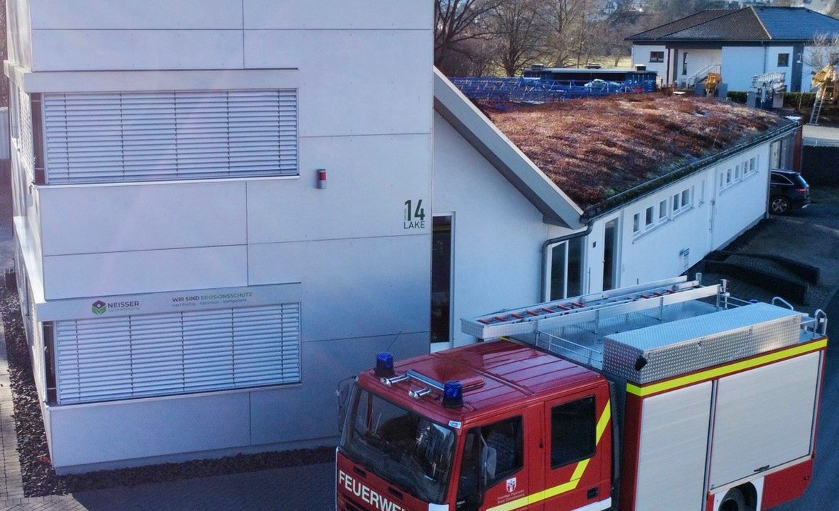 Das Feuerwehr-Fahrzeug vor dem Neisser-Firmengebäude
