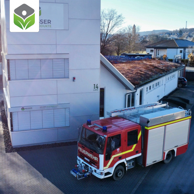 Das Feuerwehr-Fahrzeug vor dem Neisser-Firmengebäude Das Feuerwehr-Fahrzeug vor dem Neisser-Firmengebäude