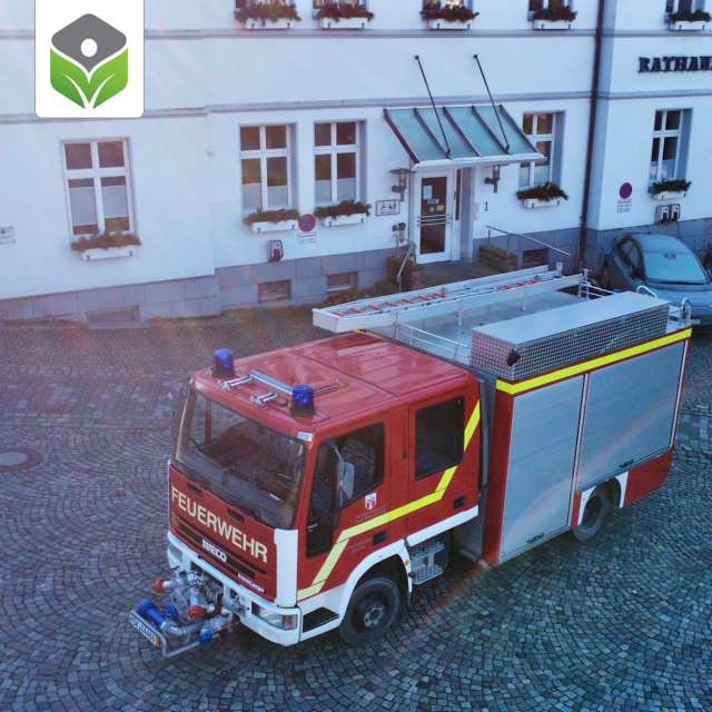 Das Feuerwehr-Fahrzeug für die Ukraine-Hilfe vor dem Rathaus Schmallenberg Das Feuerwehr-Fahrzeug für die Ukraine-Hilfe vor dem Rathaus Schmallenberg