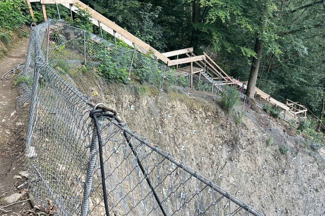 Anspritzbegrünung an der Lahntalbahn