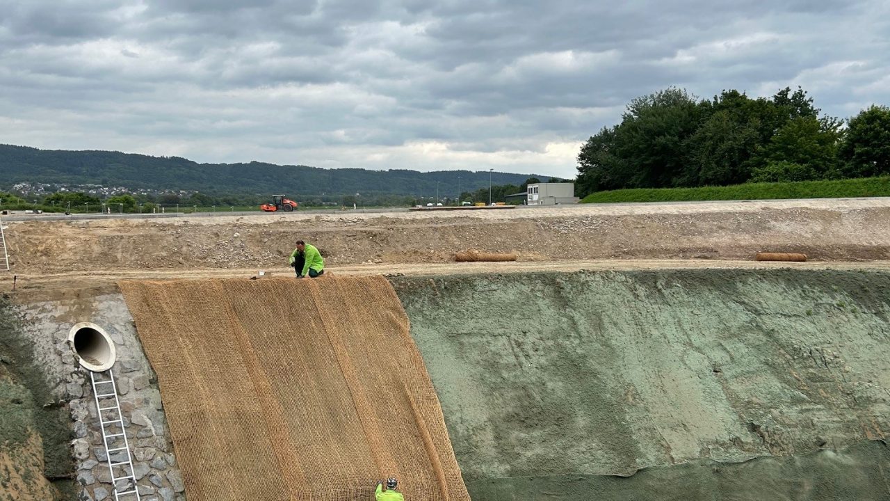 Erosionsschutz und Nassansaat am Regenrückhaltebecken bei DHL in Neuwied