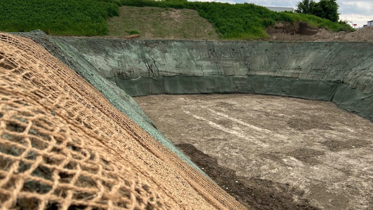 Kokosgewebe zum Erosionsschutz eines Regenrückhaltebeckens