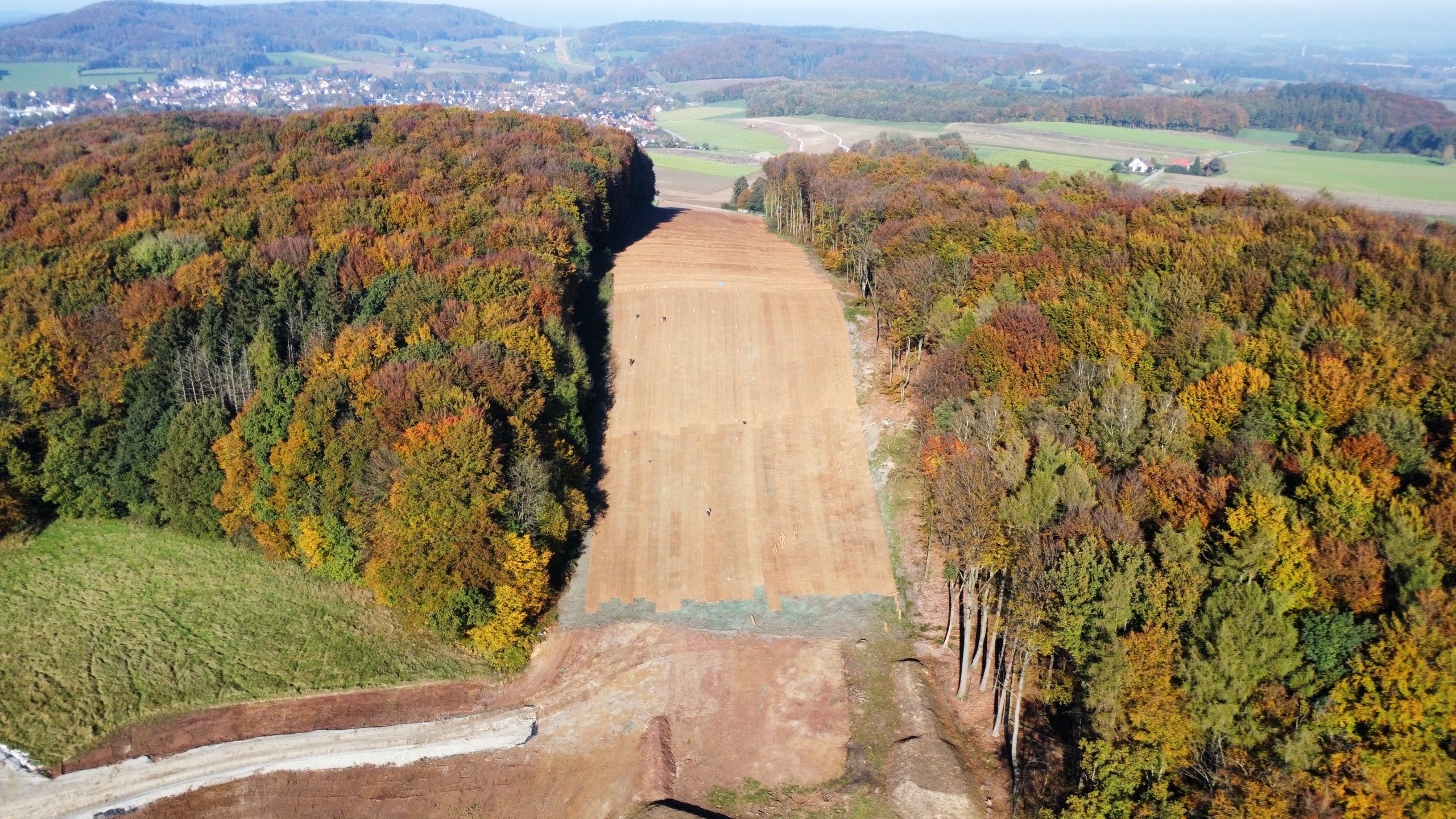 https://neisser-geo.de/wp-content/uploads/2025/10/2024-Schutzrohranlage-Borgholzhausen-Kokosgewebe400-und-Nassansaat-2-scaled.jpg